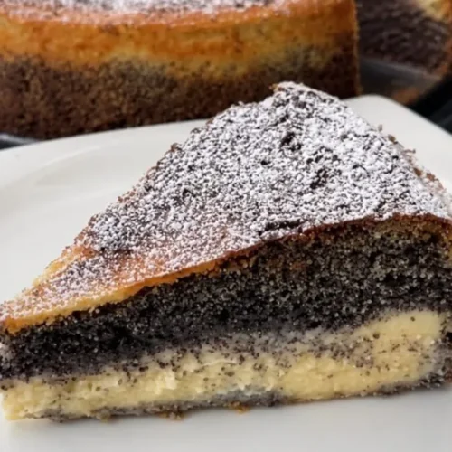 makový koláč s jogurtovou plnkou