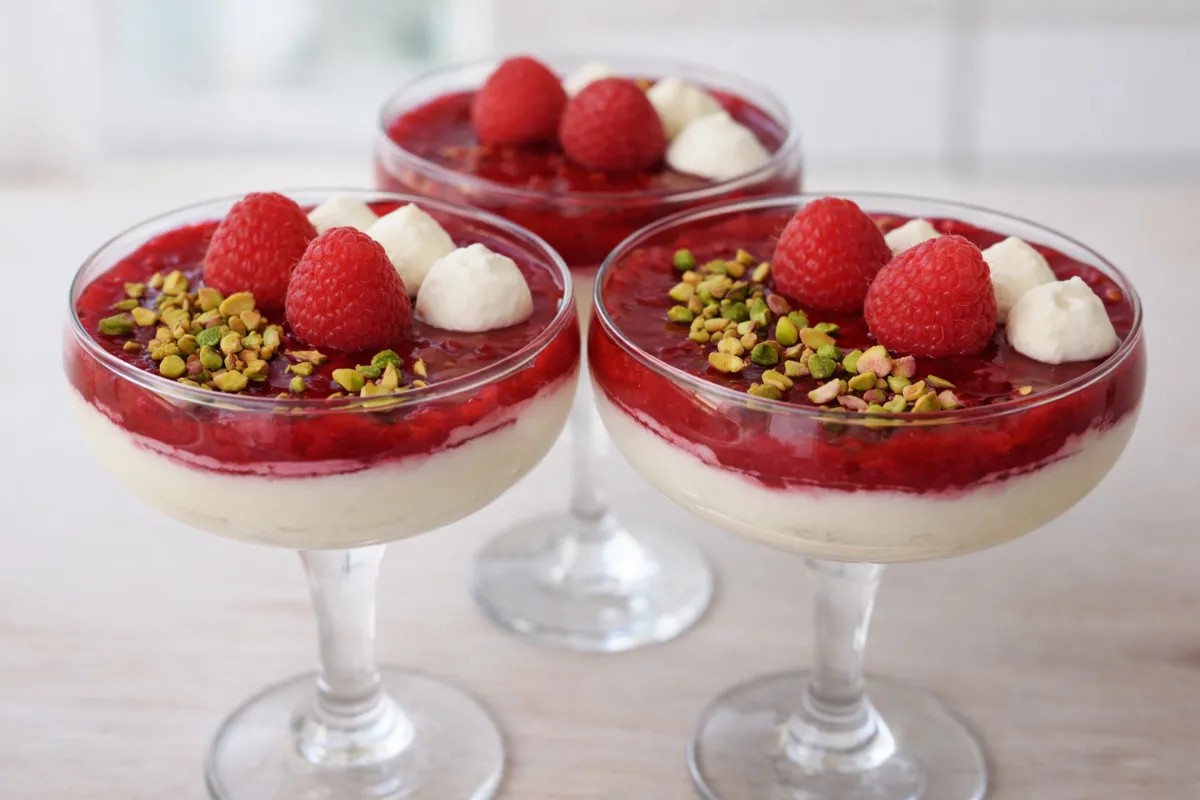 nepečený malinový dezert