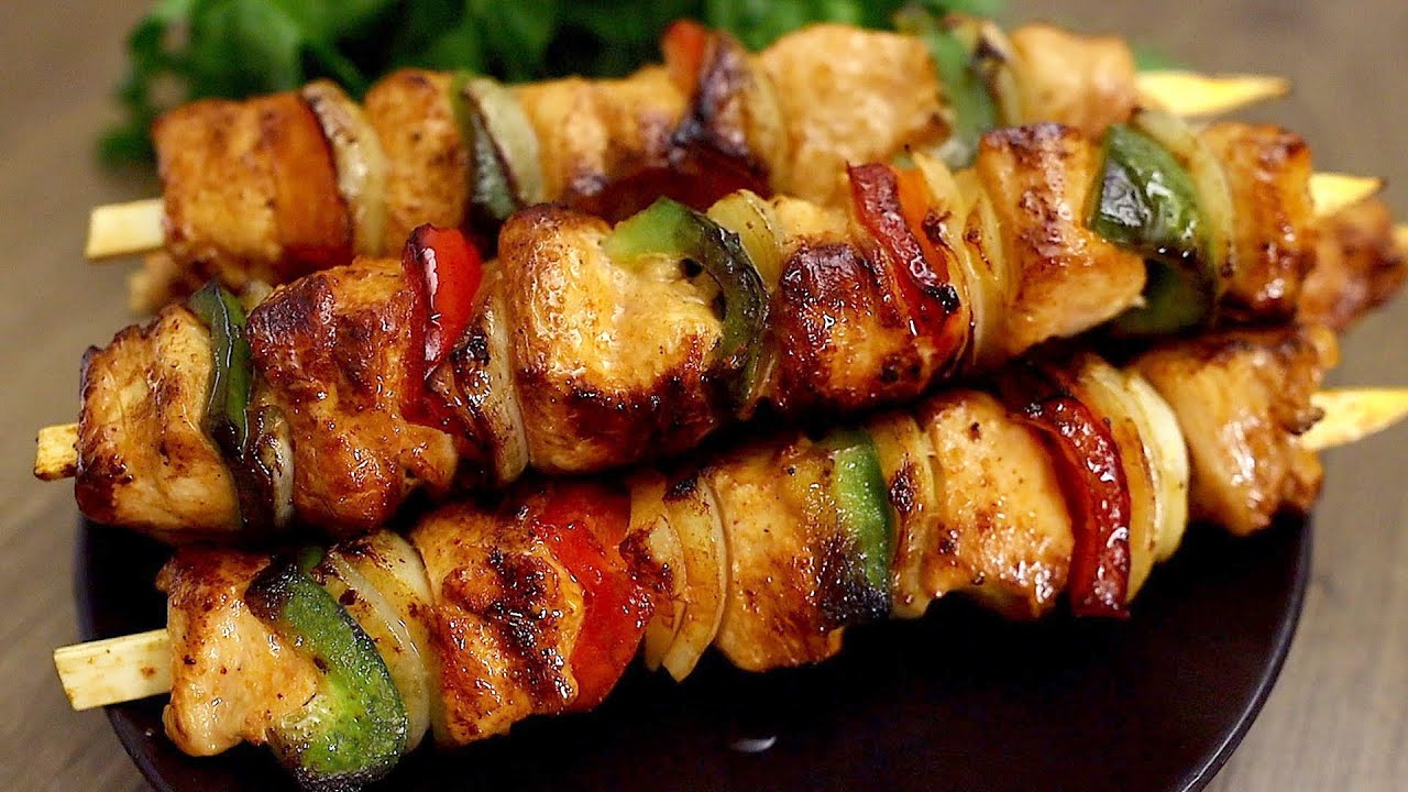 Šťavnaté kuracie špízy so zeleninou na panvici