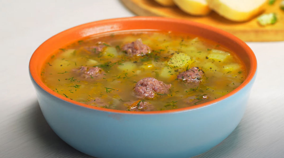 polievka s mäsovými guľkami