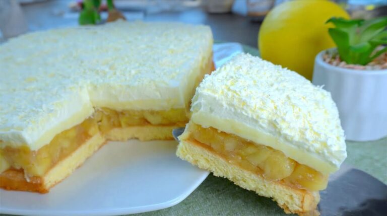 pudingový koláč so šľahačkou