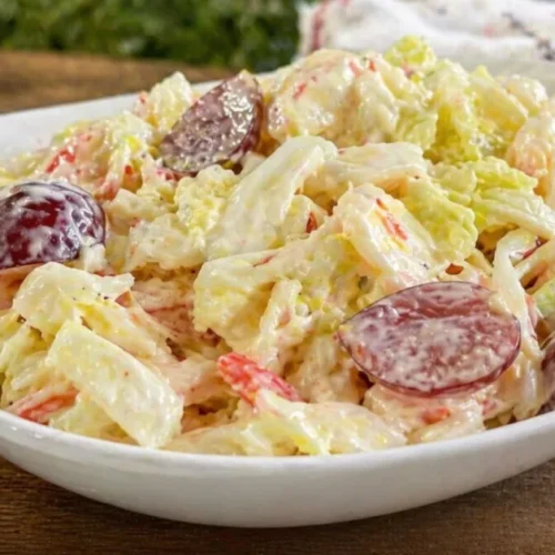 šalát s krevetami a hroznom