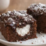 - **Skladovanie:** Keďže guličky obsahujú krémový syr, koláč skladujte v chladničke. Pred podávaním ho nechajte chvíľu pri izbovej teplote, aby čokoládová poleva zmäkla.