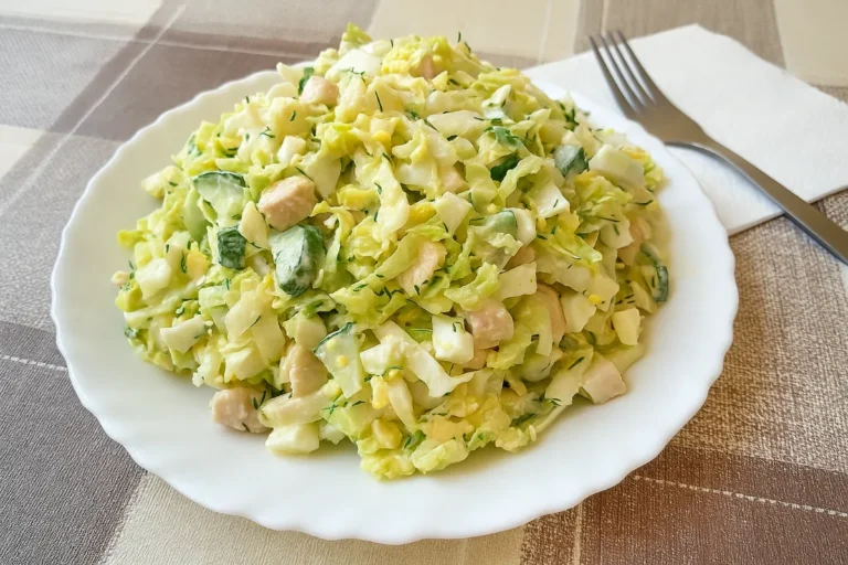 studený kapustový šalát s kuracím mäsom