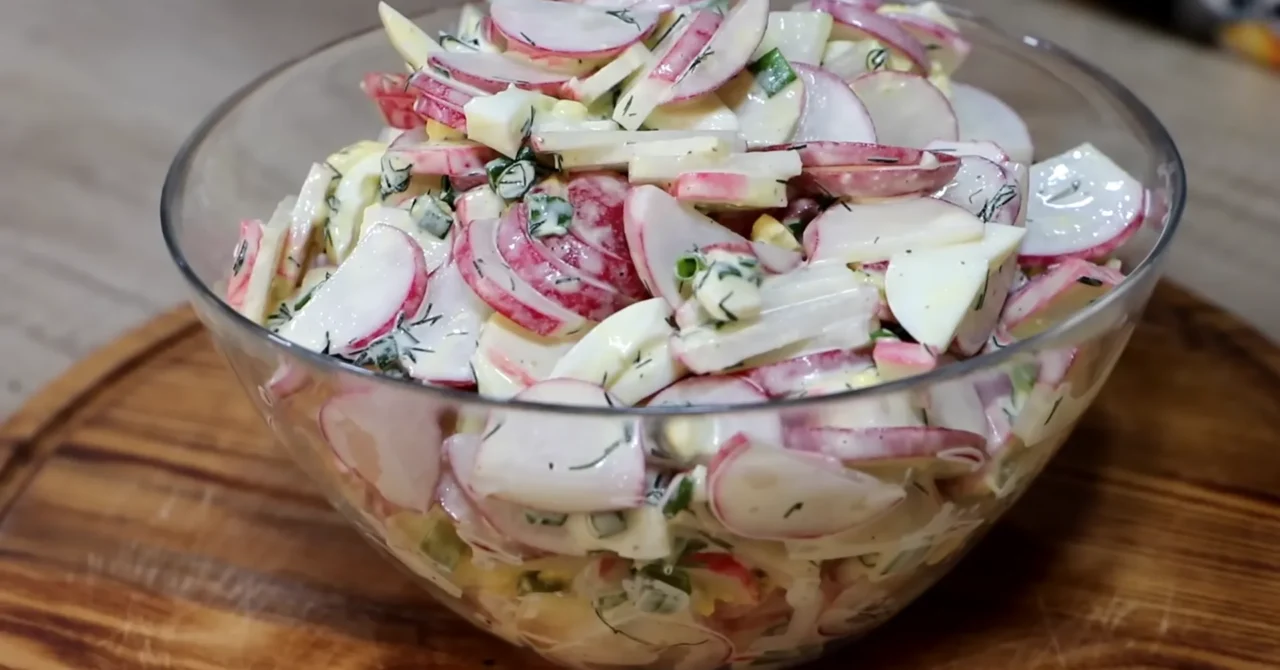 reďkovkový šalát s krabími tyčinkami