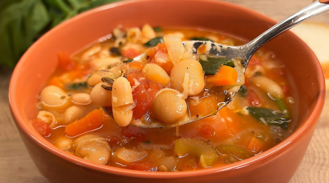 Moja talianska kamarátka mi dala recept na fantastickú fazuľovú polievku! Jeme ju už týždeň a stále ju chceme!