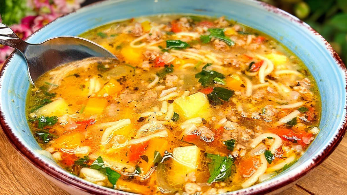Zimná zeleninová maďarská polievka s mletým mäsom: Zahreje a chutí výborne!