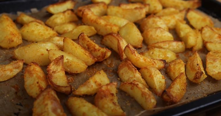 Chrumkavé pečené zemiaky: Zemiaky ošúpeme, nakrájame a vložíme do rúry presne na 40 minút. Netreba miešať ani otáčať