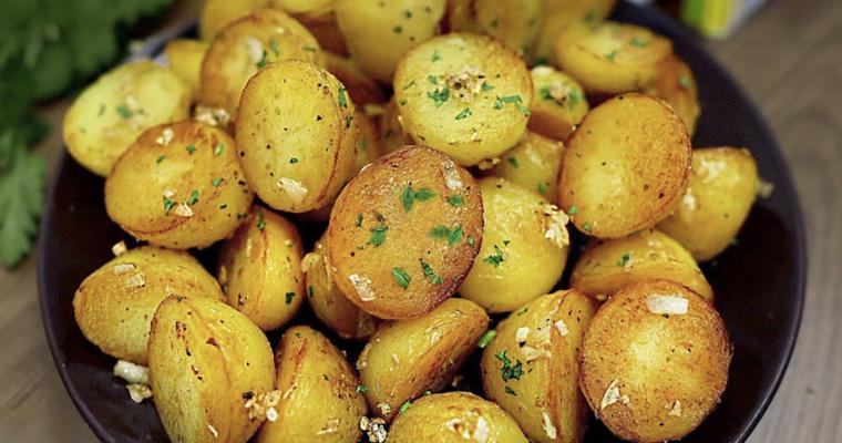 Ako pripraviť dokonalé pečené zemiaky s cesnakovým maslom? Zapamätajte si tento trik a už NIKDY nebudete robiť zemiaky inak!