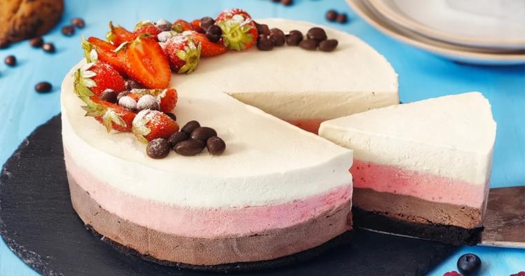 Geniálna zmrzlinová torta: Dezert, ktorý je dokonalým spojením čokolády, jahôd a vanilky!